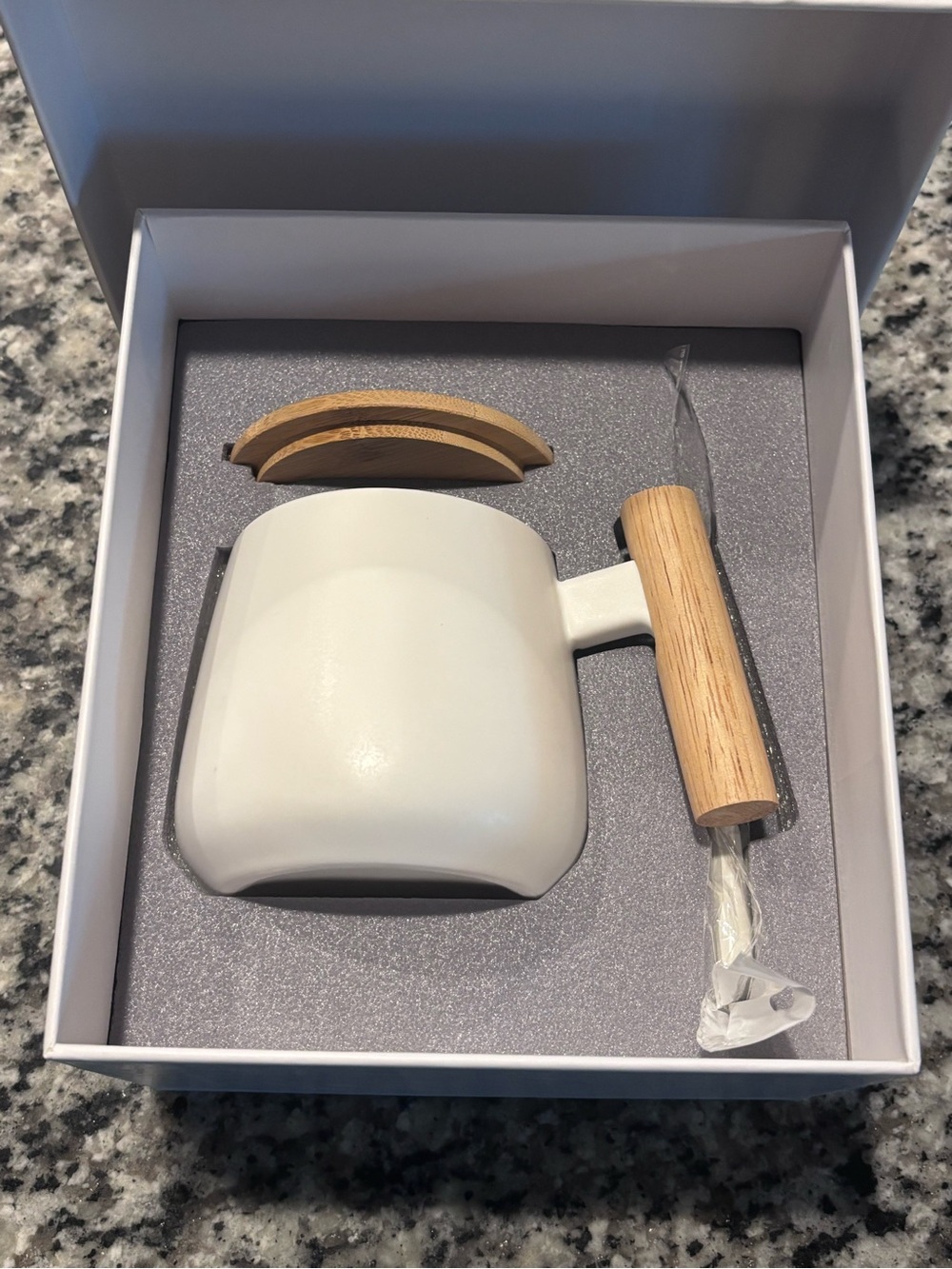 Ceramic Coffee/ Tea Cups with Spoon and Lip. Brand New with Gift Box
